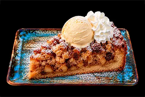 Mama's appeltaart is een kruimige crumble rijkelijk gevuld met stukjes appel. Een specialiteit van restaurant BarApart in Knokke.