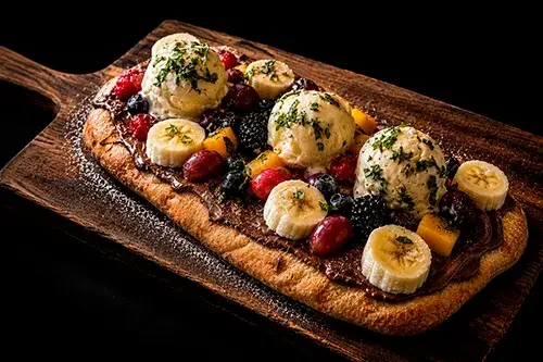 een uniek dessert. Een knapperige pinsa met Nutella en fruit. Voor de zoetebekken bij restaurant BarApart in Knokke